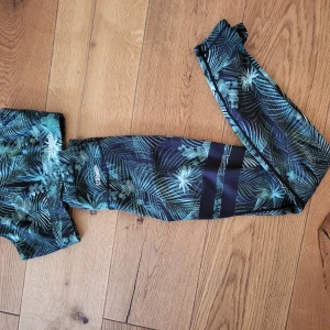 Stronger set - Mycket fint set med både tights och top. Stronger 