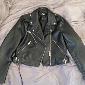 Skinnjacka - Helt oanvänd skinnjacka från zara. Inte äkta läder.  Säljer pga har andra jag använder mer. Köparen står för frakten 