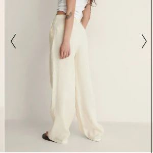 Linnebyxor - Linnebyxor från Na-kd i en off white färg, så snygga aldrig använda och vida i benen. Storlek 38! 300kr + frakt