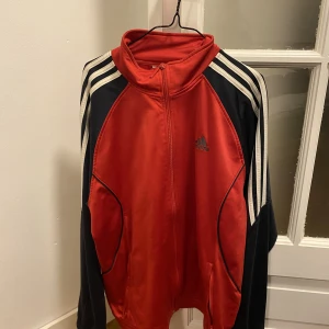 Adidas kofta  - Adidas kofta med några små små fläckar men inget överdrivet synligt. Kan skicka bättre bilder 