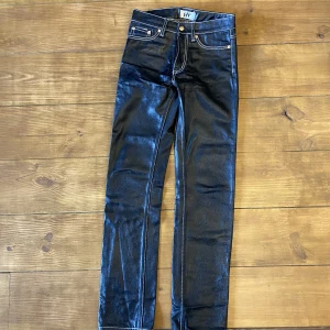 Eytys cypress tar black  - Eytys cypress tar black. Dem ser blåa ut på bilderna men dem är svarta. Fråga om mer bilder. Dem är i ok skick :) original pris 1900 kr 