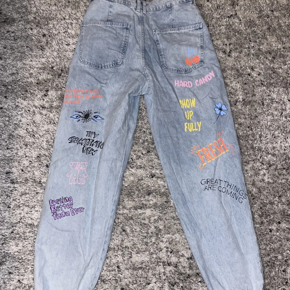 Ljusa jeans med tryck från bershka. Jeans & Byxor.