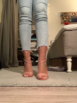 Puderrosa klackar  - Puderrosa sammet klackar. Aldrig använda. Fortfarande kvar i lådan. Köpta på Nelly men från märket glamorous. I storlek 39