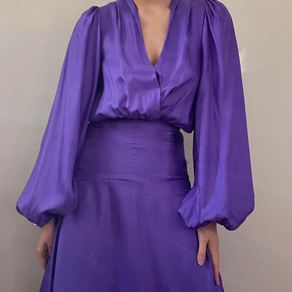 Oud Paris Silk Purple Gown  Gorgeous Purple color  Deep V Neck Gown with Tie Sleeves.  Snap and Side Zip Closure  Minor Stain on Back, Minimally visible when worn. Reflected in price.  100% Silk. Klänningar.