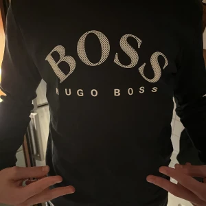 Hugo boss tröja - Varan är storlek large, 10/10 skick nästan aldrig använd. För mer info/bilden kom privat