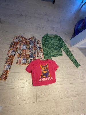 Toppar - Säljer ett minipaket med t-shirts, varav två är i mesh. Inhandlade i andrahand men känns typ oanvända. 