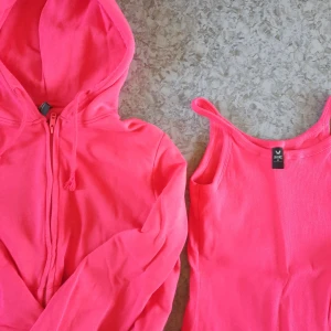 Hallonröd hoodie med topp - Oanvänd hoodie med tillhörande topp. S på hoodien och M på toppen.