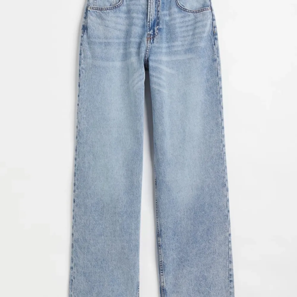 Säljer dessa High waist jeansen från H&M. Storlek 36 men passar även 38. Jag har gjort hål och satt in ett snöre för att det var lite stora i midjan. Om man inte vill ha snöat är det bara att är det ute det. Hör av dig om fler bilder.Priset kan diskuteras. Jeans & Byxor.