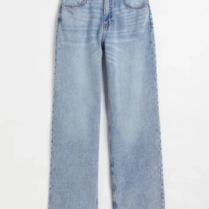 High waist jeans  - Säljer dessa High waist jeansen från H&M. Storlek 36 men passar även 38. Jag har gjort hål och satt in ett snöre för att det var lite stora i midjan. Om man inte vill ha snöat är det bara att är det ute det. Hör av dig om fler bilder.Priset kan diskuteras