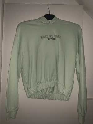 Hoodie - Helt ny kortare Hoodie från Estland. Lappen sitter kvar!