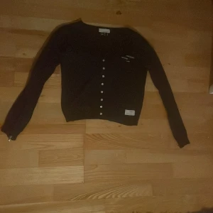 Odd molly kofta - Jag säljer en grå Odd Mollykofta. Den är använd men i bra skick..