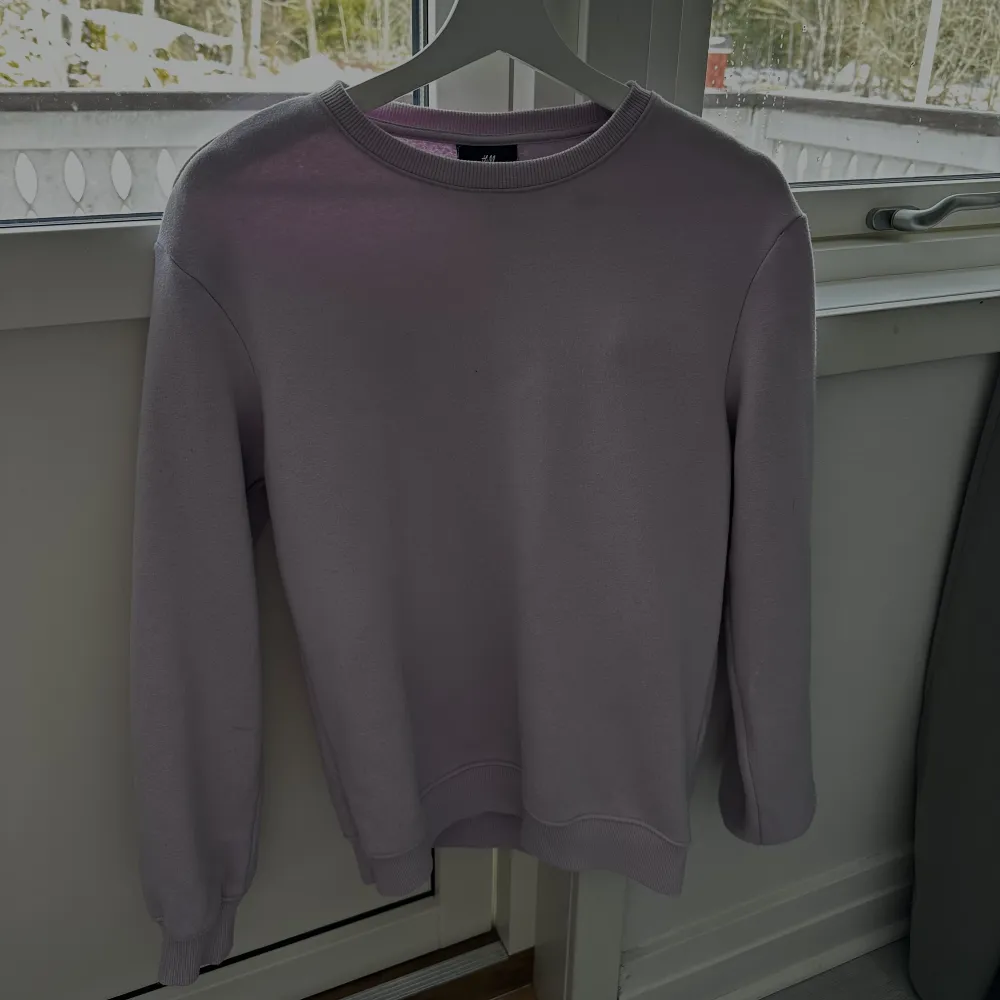 Fin sweatshirt från H&M, knappt använd så fint skick!😊  Storlek Xs men sitter som en XS/S. Tröjor & Koftor.