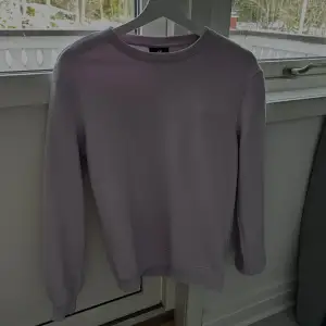 Fin sweatshirt från H&M, knappt använd så fint skick!😊  Storlek Xs men sitter som en XS/S