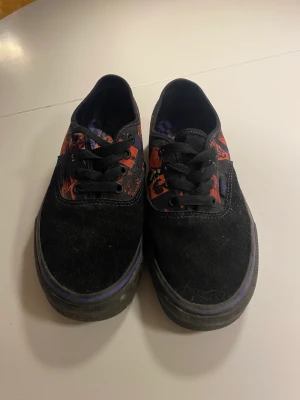 Vans skor - Säljer mina Vans skor i strl 38 använda fåtal gånger så är i fint skick kan tvätta dom lite innan jag skickar iväg om det önskas 