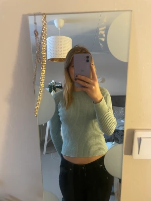 Långärmad tröja - Säljer en turkos långärmad tröja från Zara💗 den är storlek 164 vilket motsvarar xs ungefär ❤️