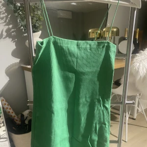 😫😫 - Zara klänning🥰🥰Inte kommit till användning tyvärr. Väldigt fin