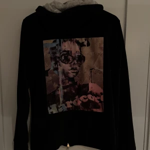 Limitato zip hoodie - Säljer denna limitato zip hoodien. Mycket bra skick, storlek M. Nypris runt 4.000 sek