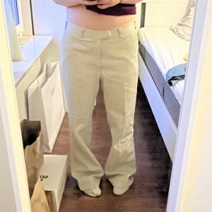 Ljusa kostymbyxor - Supersnygg modell, insydda o passar xs, s o m. Biege