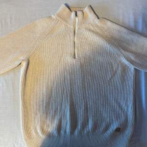 En mycket fin Half zip tröja. Använd ca 2-3 gånger. Väldigt fint skick. Nästan som ny. Passar bra till den med stockholmstil. Beige färg. 