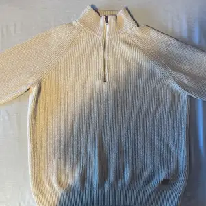 En mycket fin Half zip tröja. Använd ca 2-3 gånger. Väldigt fint skick. Nästan som ny. Passar bra till den med stockholmstil. Beige färg. 