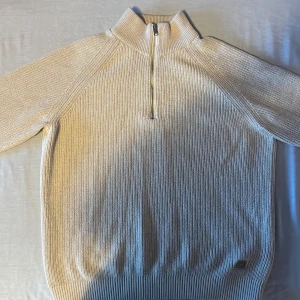 Half zip tröja - En mycket fin Half zip tröja. Använd ca 2-3 gånger. Väldigt fint skick. Nästan som ny. Passar bra till den med stockholmstil. Beige färg. 