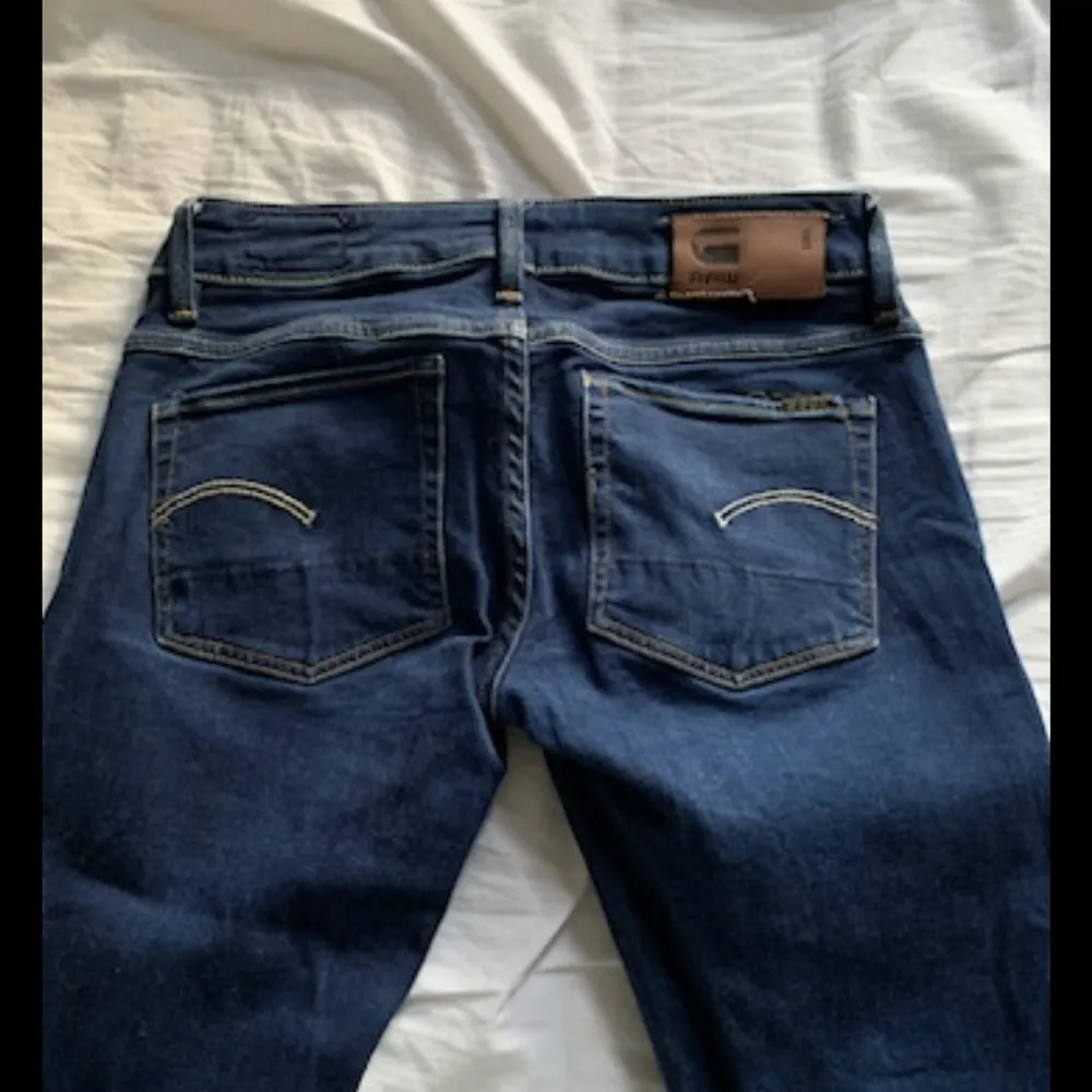 Säljer mina lågmidjade g-star jeans då dem tyvärr inte kommer till användning längre. Sömmen på lappen där bak har gått upp lite men det går lätt att fixa💞. Jeans & Byxor.