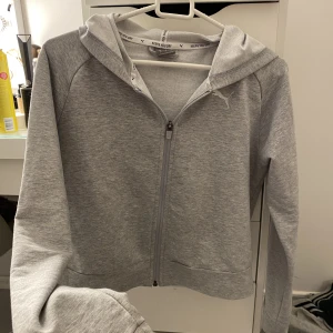 Puma zipup - En zipup hoddie från puma i helt nytt skick och jätteskönt material. Strl Xs men fungerar på mig som mestadels bär M. 100kr+frakt