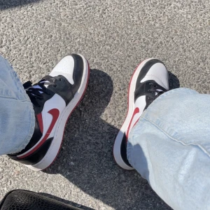 Air Jordan 1 mid Gym Red Black White - Säljer ett par Air Jordan 1 Mid Gym Red Black White som inte längre kommer till användning⭐️ Skorna är sparsamt använda så inga defekter finns🤍 Pris kan absolut diskuteras❤️