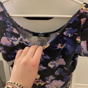 Blommig gina topp - Topp från Gina tricot, svart med blommor på. 30kr+frakt 