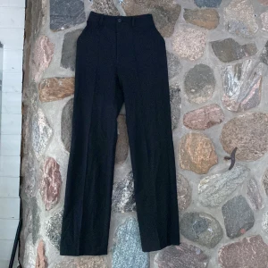 Kostymbyxor  - Svarta kostymbyxor från pull&bear i storlek XS 🤩byxan har pressveck på framsidan