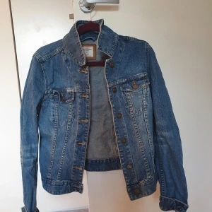 Jeans jacka - Jeans jacka från L.O.G.G i storlek 38, tvättar innan jag skickar!