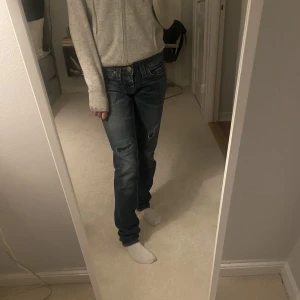 True religion jeans  - Ett par true religion jeans som tyvärr är lite för stora för mig. De ser lite mer skiny ut eftersom dem är lite för långa för mig.  Frakt ingår 💓💓