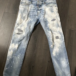 Dsquared2 jeans  - Dsquared2 jeans  Strl 52 Nypris 6000, köpt på rea för 3000 Ganska breda i midjan Ända negativa är att en söm har börjat gå upp, (se sista bild).