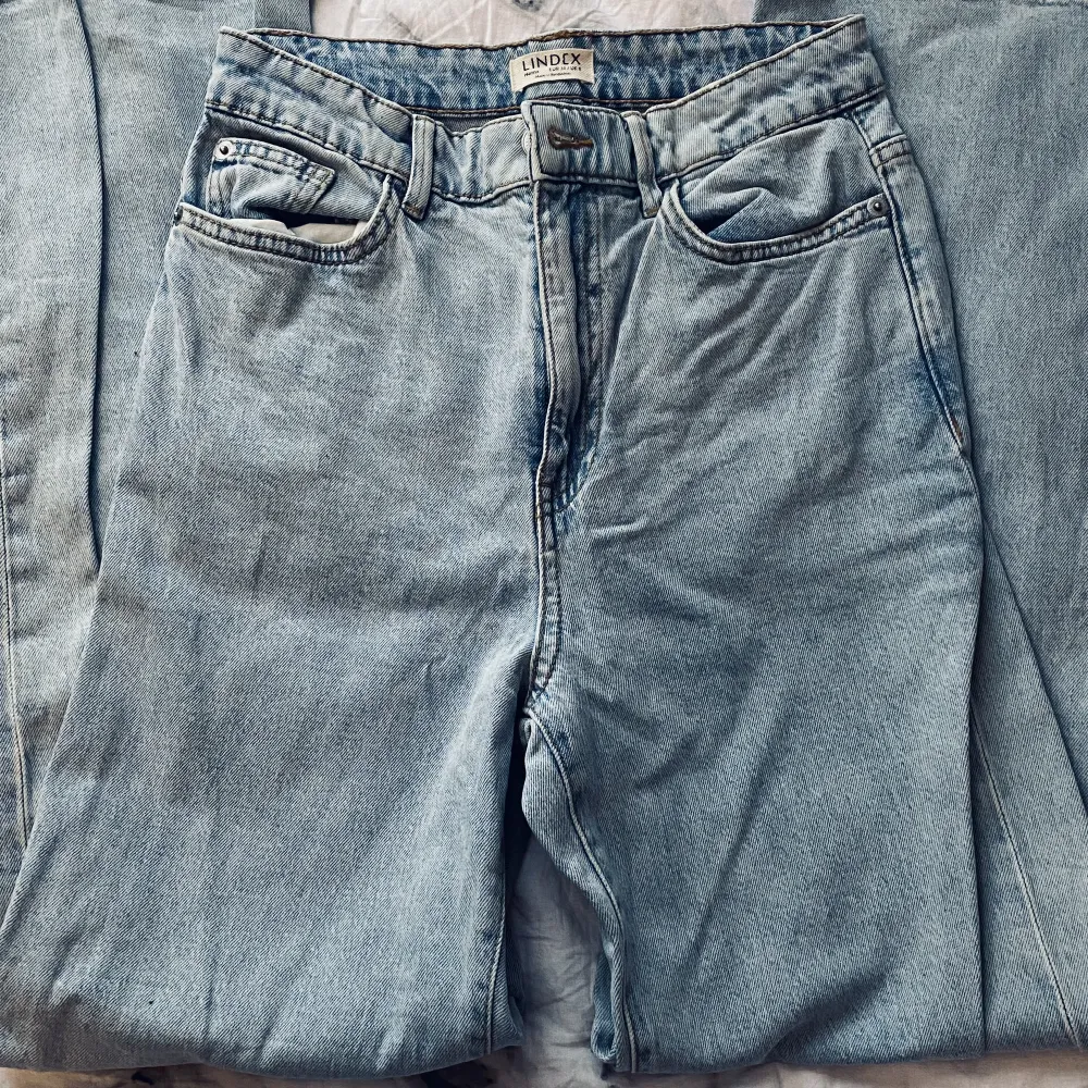 Säljer dessa utsvängda jeans från Lindex. Strl 34 men har även ett par likadana i strl 36 som jag säljer.  Använda några gånger men annars har de bara legat i garderoben. Ostyrkta på bilderna 😊. Jeans & Byxor.