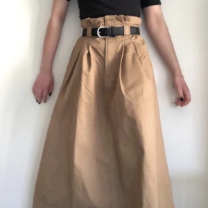 Vadlång kjol - Vadlång kjol i grovt tyg. Skärpet ingår :) 