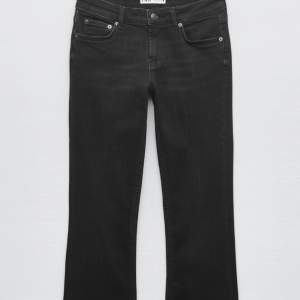 populära svarta bootcut jeans från zara, så sköna!!!