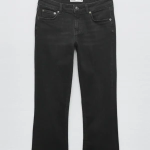 zara jeans - populära svarta bootcut jeans från zara, så sköna!!!