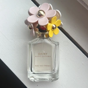 Daisy marc Jacobs parfym - Jag säljer min använda Daisy Marc Jacobs parfym då den inte kommer till användning. Det är det största storleken och är använd en del. Luktar jätte gott och är jätte fin!!