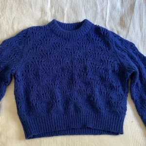 Stickad tröja  - En mörkblå stickad tröja, nyskick. Aldrig kommit till användning. Nypris 399kr. Köparen står för frakt! ☺️