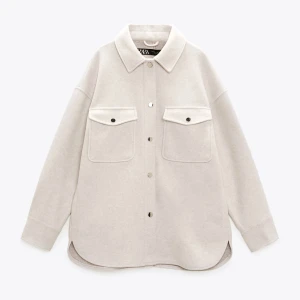 Zara kappa - Säljer nu denna fina Overshirt som jag köpte för bara någon månad sen, har insett att jag kanske inte får så mycket användning av den eftersom den bara är använd ett fåtal gånger💞