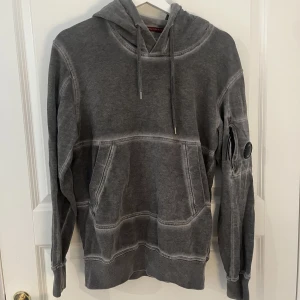 Cp company hoodie - Skit snygg cp company hoodie med den urtvättade designen. Köpte för nått år sedan för 4000kr och nu vill jag sälja den för den aldrig används. Den är rätt liten så passar för den som har S i storlek.