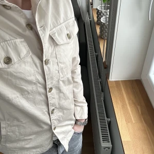 Overshirt  - Snygg overshirt från East West!  Skick som ny!  Storlek small 