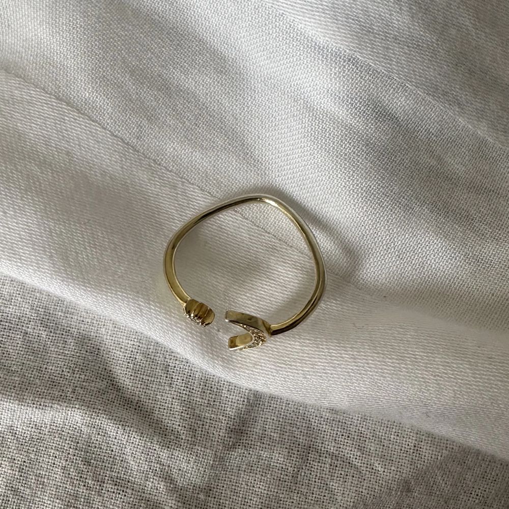 Guld Guldpläterad ring från glitter | Plick Second Hand