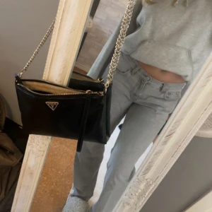 Lågmidjade gråa jeans - säljer mina fina lågmidjade jeans från Gina pågrund av att jag inte använder dom💓 bara använt fåtal gånger så dom är i bra skick!!! 