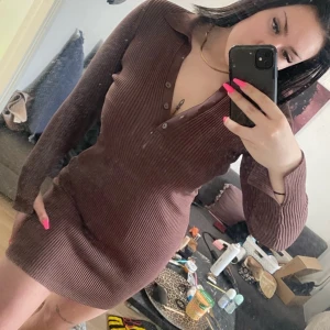 Stickad klänning - Brun stickad klänning från bikbok, verkligen jätte bekväm. Har fin slits vid händerna, fint skick.