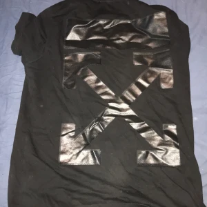 Off white tröja - Off white tröja har använt den 7 gånger ungefär den är äkta och har QR kod man kan scanna