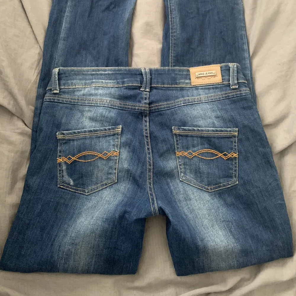 Super snygga jeans från mango knappt använda då dom är alldeles för långa för mig och jag inte har kunskapen att sy upp dom! (Jag är 165cm) toppen kvalite och inga fläckar förutom längst ner (se bild)! Strl 36 (pris går att diskutera och pris är + frakt). Jeans & Byxor.