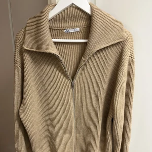 Zip-tröja - Säljer en Zip-tröja från Zara. Använder den inte. Bra skick 8/10. Finns fler bilder om så önskas. 