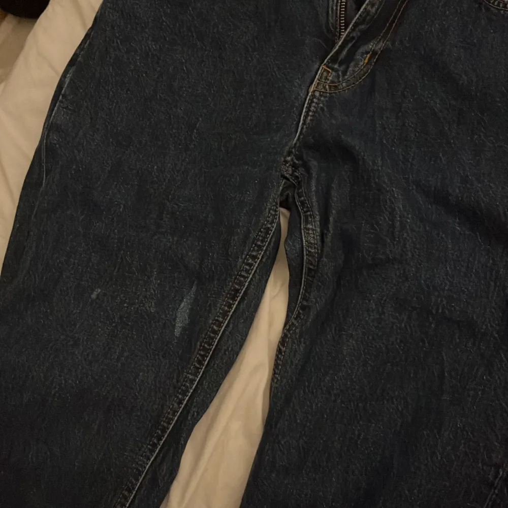 Mörkblåa low waisted jeans från BikBik. Dessa har blivit försmå för mig i höfterna och det är därför jag säljer. Det finns en fläck på högra benet men det syns ej mycket och är inte heller något man tänker på. ❤️. Jeans & Byxor.