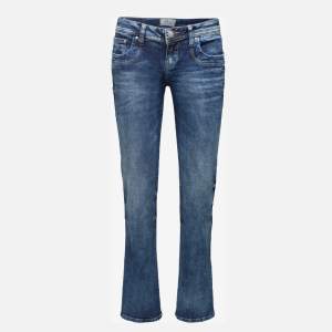 Otroligt snygga blå jeans som tyvärr inte kommer till användning längre!❤️